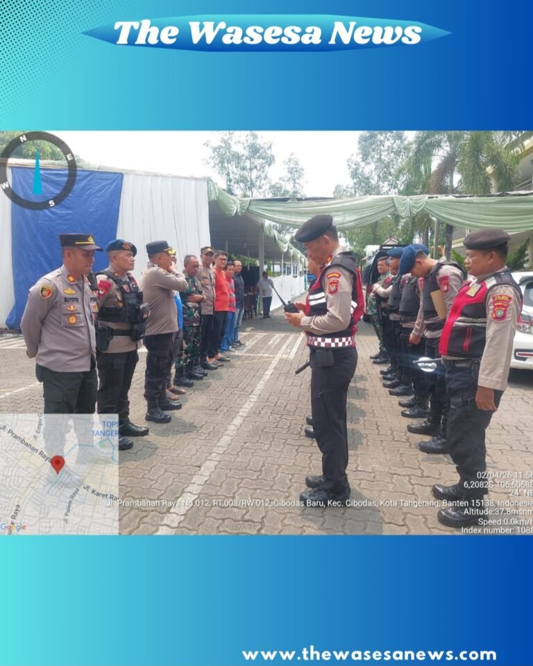 Tim Jihandak Brimob bersama personel Polres Metro Tangerang Kota melakukan penyisiran di area Altar Gereja Santo Agustinus. - thewasesanews.com