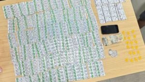 Personel Satresnarkoba Polres Metro Tangerang Kota saat mengamankan tersangka M dan NS beserta ribuan butir obat keras ilegal jenis Tramadol dan Hexymer. - thewasesanews.com