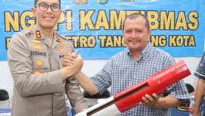 Wakapolres Metro Tangerang Kota AKBP Eko Bagus Riyadi saat berdialog hangat dengan warga RW 03 Pondok Bahar dalam acara Ngopi Kamtibmas. - thewasesanews.com
