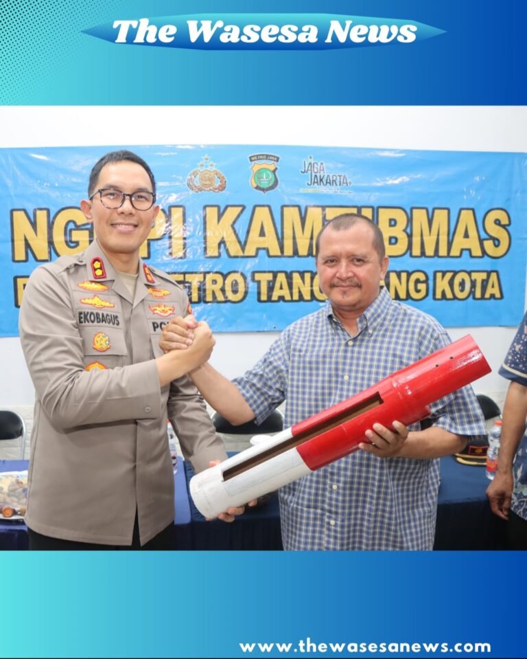 Wakapolres Metro Tangerang Kota AKBP Eko Bagus Riyadi saat berdialog hangat dengan warga RW 03 Pondok Bahar dalam acara Ngopi Kamtibmas. - thewasesanews.com