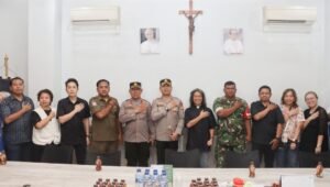 Kapolres Metro Tangerang Kota Kombes Pol. Dr. Raden Muhammad Jauhari saat mengecek kesiapan personel pengamanan di Gereja Katolik Hati Santa Perawan Maria Tak Bernoda.- thewasesanews.com