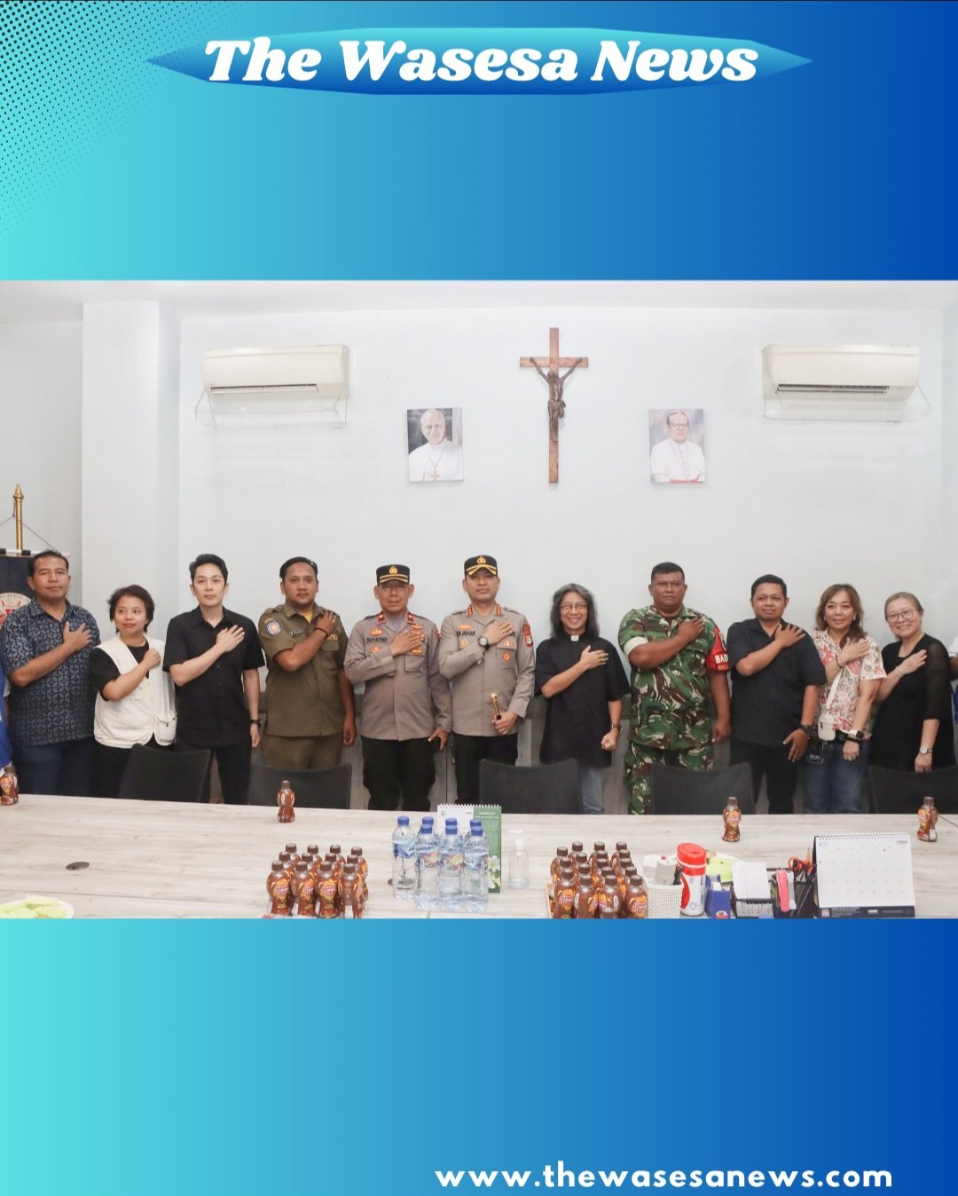 Kapolres Metro Tangerang Kota Kombes Pol. Dr. Raden Muhammad Jauhari saat mengecek kesiapan personel pengamanan di Gereja Katolik Hati Santa Perawan Maria Tak Bernoda.- thewasesanews.com