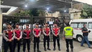 Kapolresta Tangerang Kombes Pol Baktiar Joko Mujiono saat melakukan pengecekan kesiapan personel pengamanan di Gereja Bersama Citra Raya. - thewasesanews.com