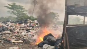 Suasana mediasi antara personel Polsek Pakuhaji, warga Desa Kramat, dan pengelola sampah WD pasca aksi pembakaran di lokasi ilegal. - thewasesanews.com