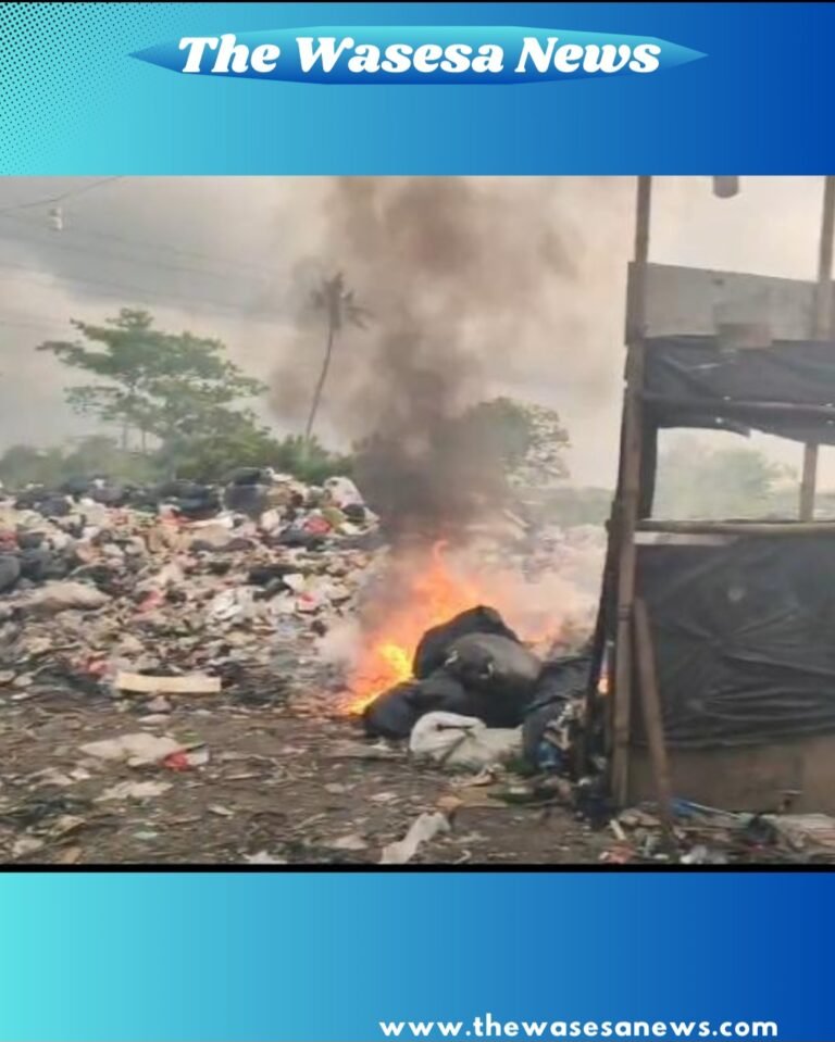 Suasana mediasi antara personel Polsek Pakuhaji, warga Desa Kramat, dan pengelola sampah WD pasca aksi pembakaran di lokasi ilegal. - thewasesanews.com