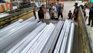 Anggota Unit Reskrim Polsek Teluknaga saat mengamankan barang bukti truk merah dan ratusan batang alumunium hasil pencurian di wilayah Kosambi, Tangerang. - thewasesanews.com