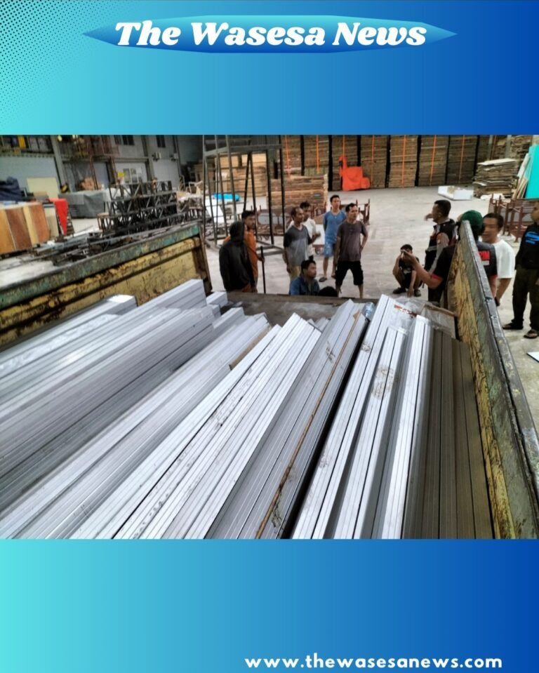 Anggota Unit Reskrim Polsek Teluknaga saat mengamankan barang bukti truk merah dan ratusan batang alumunium hasil pencurian di wilayah Kosambi, Tangerang. - thewasesanews.com