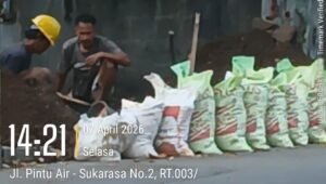 Kondisi proyek galian fiber optik di Neglasari Kota Tangerang yang berantakan, tanpa rambu peringatan, dan pekerja tidak menggunakan alat pelindung diri. - thewasesanews.com
