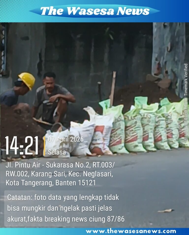 Kondisi proyek galian fiber optik di Neglasari Kota Tangerang yang berantakan, tanpa rambu peringatan, dan pekerja tidak menggunakan alat pelindung diri. - thewasesanews.com