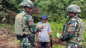 Personel Satgas Yonif 521/DY Ketahanan Pangan membagikan bibit sayuran kepada warga di Distrik Benawa. - thewasesanews.com