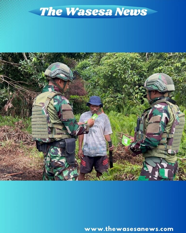 Personel Satgas Yonif 521/DY Ketahanan Pangan membagikan bibit sayuran kepada warga di Distrik Benawa. - thewasesanews.com