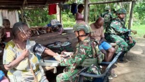Personel Satgas Yonif 123/Rajawali saat melintasi medan rawa dan hutan dalam patroli keamanan di Distrik Obaa, Papua Selatan. - thewasedanews.com
