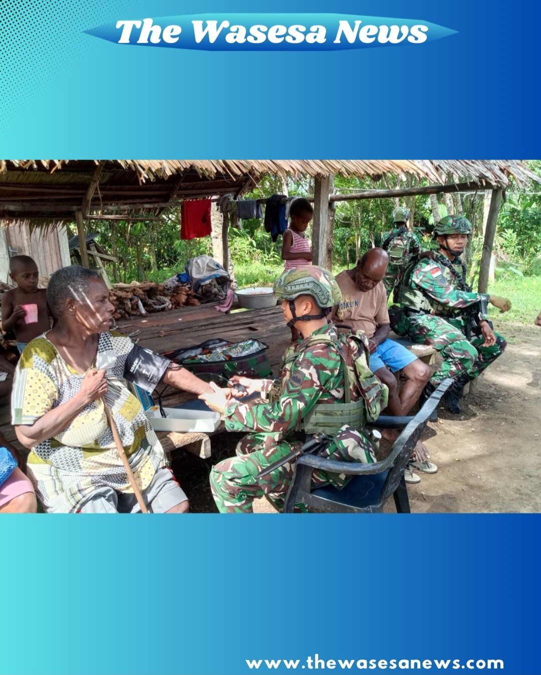 Personel Satgas Yonif 123/Rajawali saat melintasi medan rawa dan hutan dalam patroli keamanan di Distrik Obaa, Papua Selatan. - thewasedanews.com
