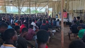 Kebersamaan personel Satgas Yonif 123/Rajawali Pos Kaibar bersama masyarakat Suku Asmat Darat saat menyalakan api unggun malam Paskah di pedalaman Papua. - thewasesanews.com