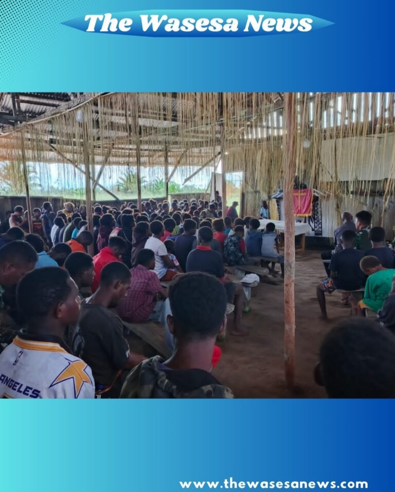 Kebersamaan personel Satgas Yonif 123/Rajawali Pos Kaibar bersama masyarakat Suku Asmat Darat saat menyalakan api unggun malam Paskah di pedalaman Papua. - thewasesanews.com
