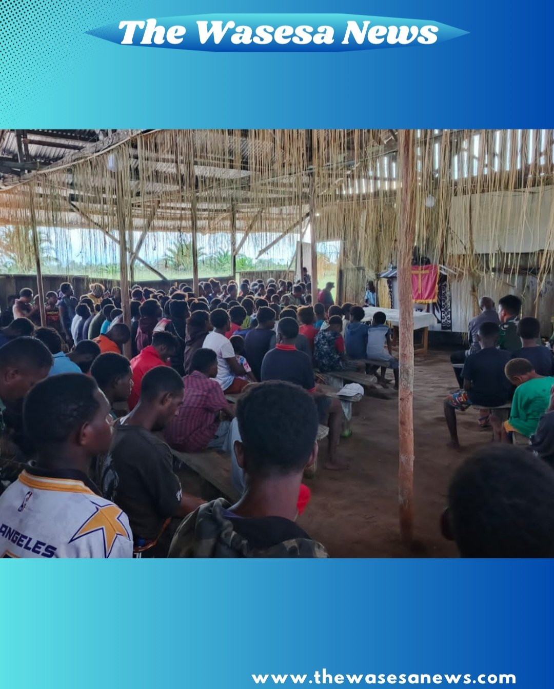 Kebersamaan personel Satgas Yonif 123/Rajawali Pos Kaibar bersama masyarakat Suku Asmat Darat saat menyalakan api unggun malam Paskah di pedalaman Papua. - thewasesanews.com