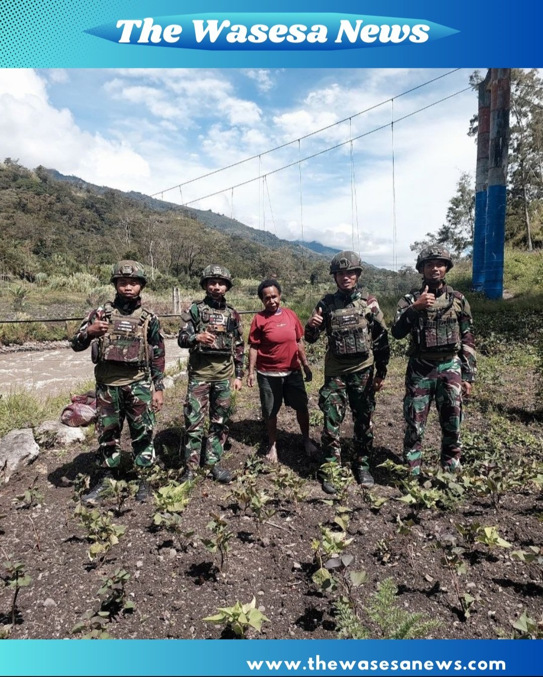Prajurit Satgas Yonif 521/DY bersama Ibu Sani Siep sedang mencangkul dan menanam bibit di lahan perkebunan Distrik Kurima, Yahukimo. - thewasesanews.com