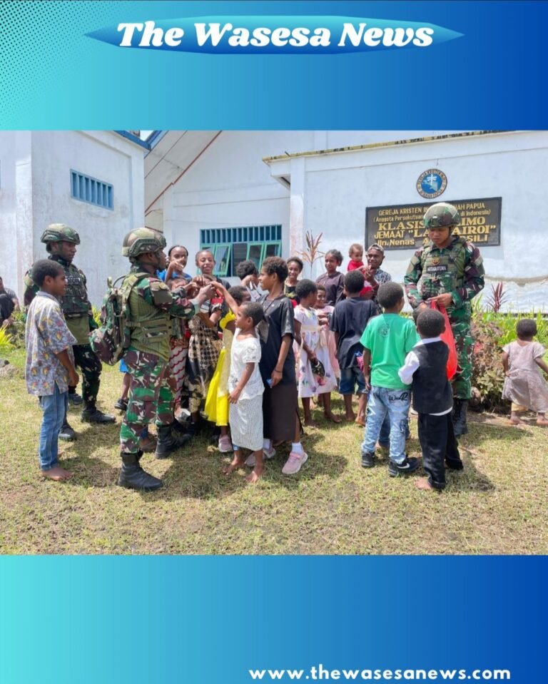 Prajurit Satgas Yonif 521/DY saat membagikan makanan ringan dan memberikan motivasi kepada anak-anak di Distrik Apalapsili, Kabupaten Yalimo. - thewasesanews.com