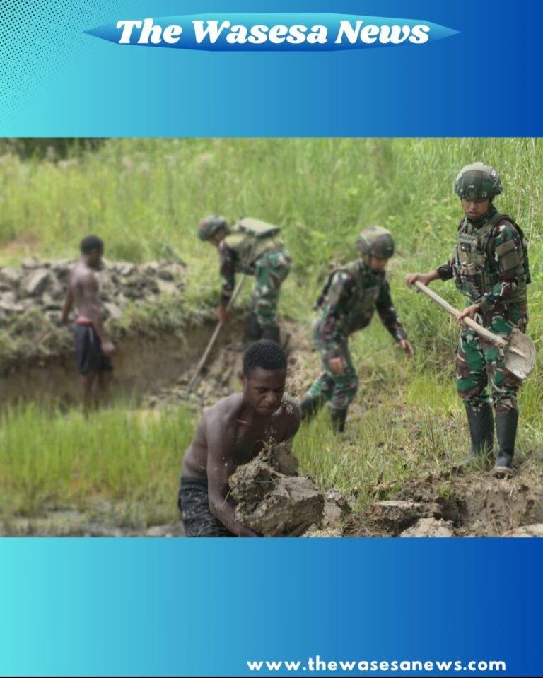 Prajurit Satgas Yonif 521/DY bersama warga Distrik Eragayam bergotong royong membangun kolam ikan budidaya sebagai sarana ketahanan pangan. - thewasesanews.com