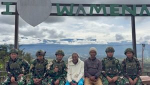 Personel Satgas Yonif 521/DY bahu-membahu bersama warga Distrik Napua membersihkan sampah di kawasan objek wisata Papua Pegunungan. - thewasesanews.com