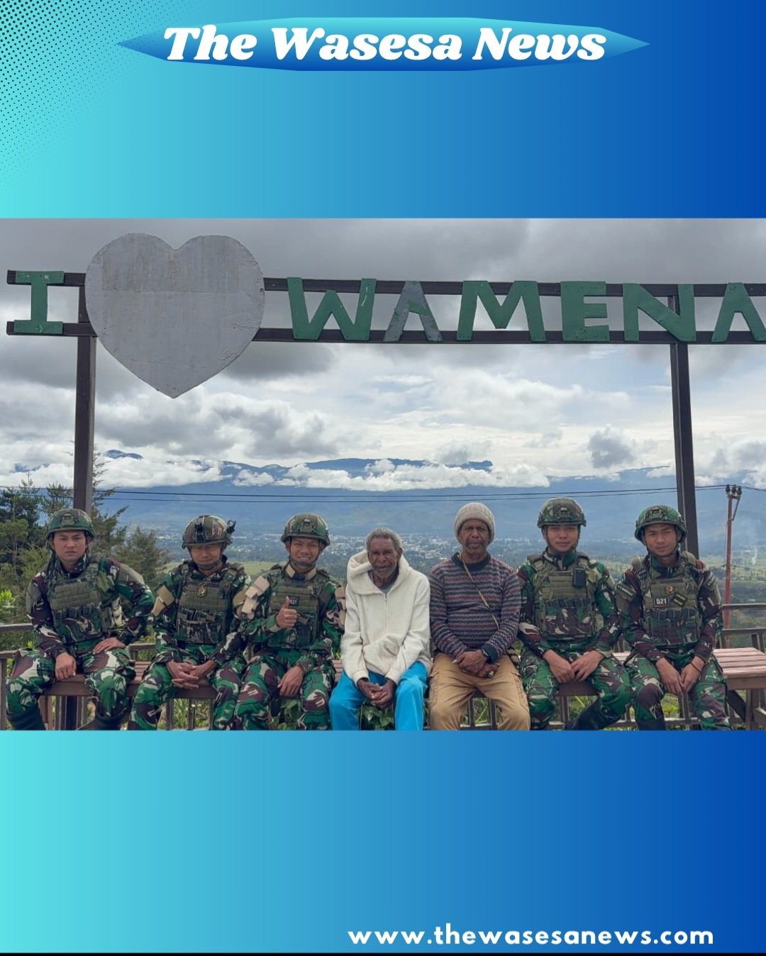 Personel Satgas Yonif 521/DY bahu-membahu bersama warga Distrik Napua membersihkan sampah di kawasan objek wisata Papua Pegunungan. - thewasesanews.com
