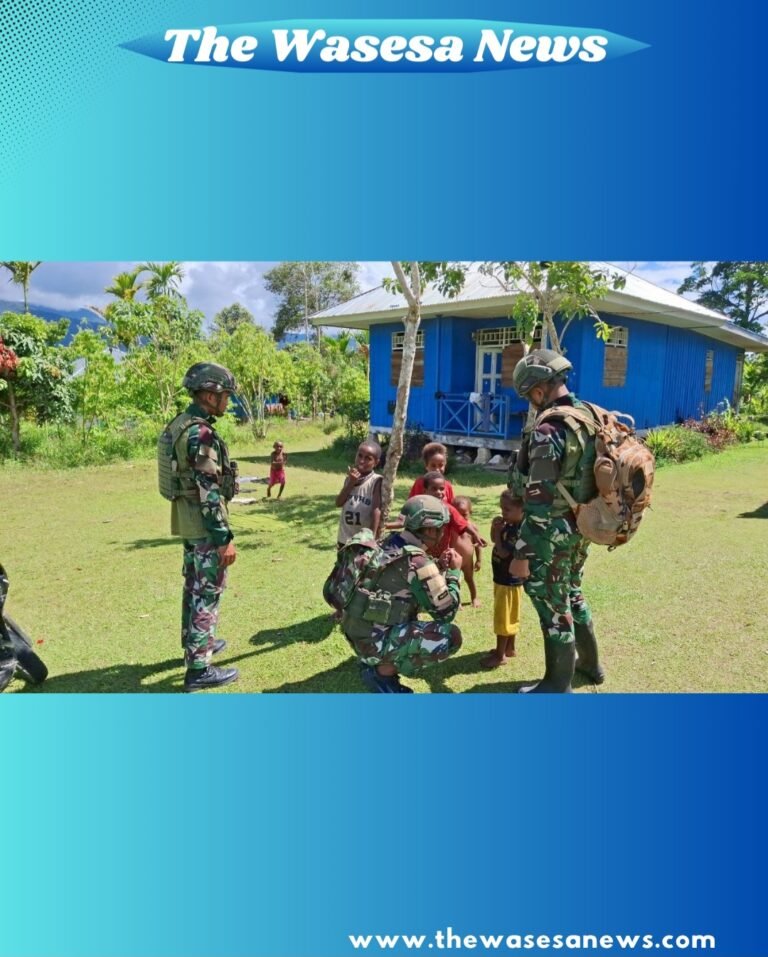 Prajurit Satgas Yonif 521/DY sedang berdialog akrab dengan warga di depan rumah dalam kegiatan Komsos di Distrik Kobakma. - thewasesanews.com