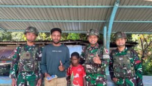 Tim kesehatan Satgas Yonif 521/DY sedang memberikan pengobatan gratis kepada warga di Distrik Kelila. - thewasesanews.com