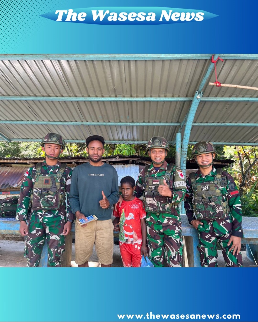 Tim kesehatan Satgas Yonif 521/DY sedang memberikan pengobatan gratis kepada warga di Distrik Kelila. - thewasesanews.com