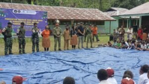 Dansatgas Yonif 643/Wns Letkol Inf Adhi Sumarno saat memberikan motivasi literasi kepada siswa SD YPPK Kanandega, perbatasan Papua. - thewasedanews.com