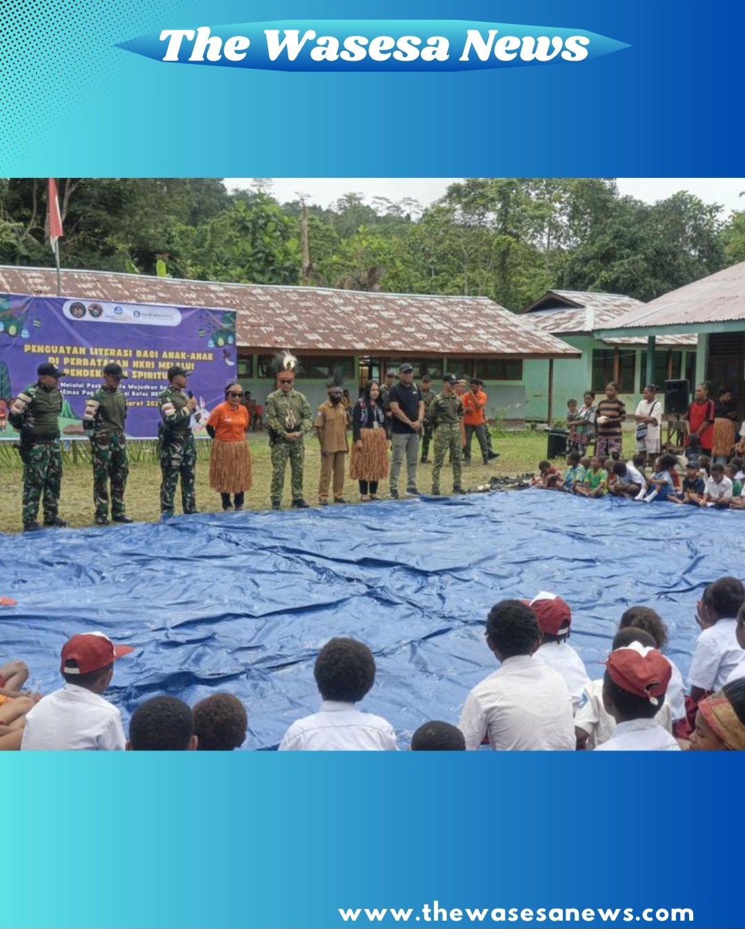 Dansatgas Yonif 643/Wns Letkol Inf Adhi Sumarno saat memberikan motivasi literasi kepada siswa SD YPPK Kanandega, perbatasan Papua. - thewasedanews.com