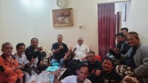 Ketua Siskommas Jatinegara Ahmad Arif Rifai saat bersilaturahmi dan berdialog hangat dengan sesepuh H. Jasman di Jakarta Timur. - thewasesanews.com
