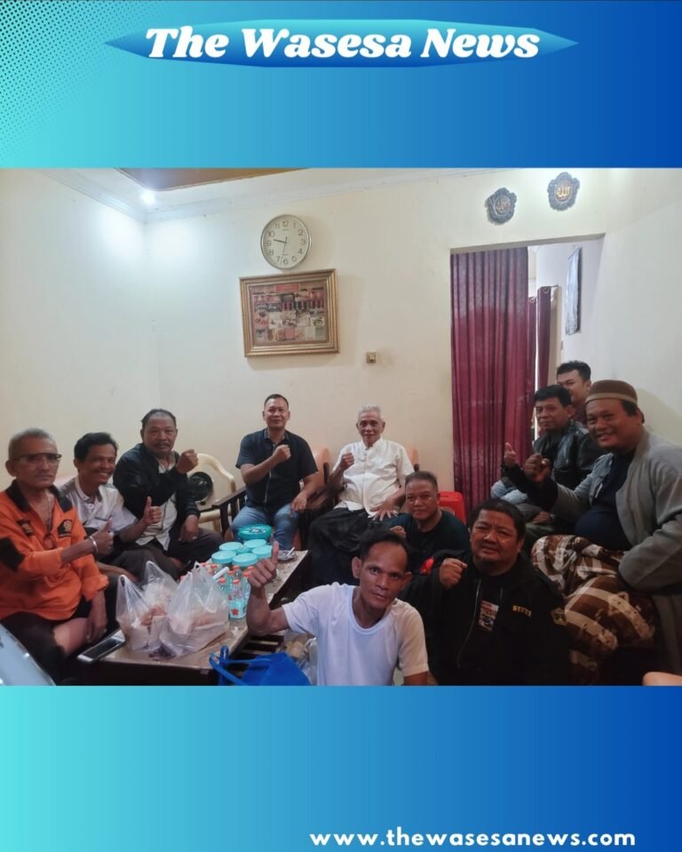 Ketua Siskommas Jatinegara Ahmad Arif Rifai saat bersilaturahmi dan berdialog hangat dengan sesepuh H. Jasman di Jakarta Timur. - thewasesanews.com