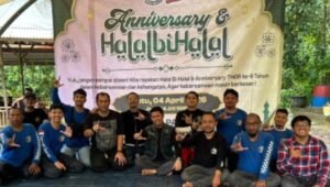 Seluruh anggota komunitas THOR JNE lintas chapter saat berfoto bersama anak-anak yatim dalam acara perayaan Anniversary ke-9 di Padarincang, Banten. - thewasesanews.com