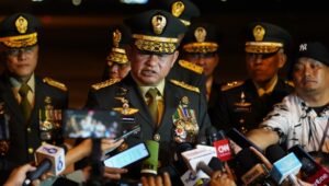 Kasad Jenderal TNI Maruli Simanjuntak memberikan penghormatan terakhir di depan peti jenazah tiga prajurit TNI AD yang gugur dalam misi PBB UNIFIL. - thewasesanews.com