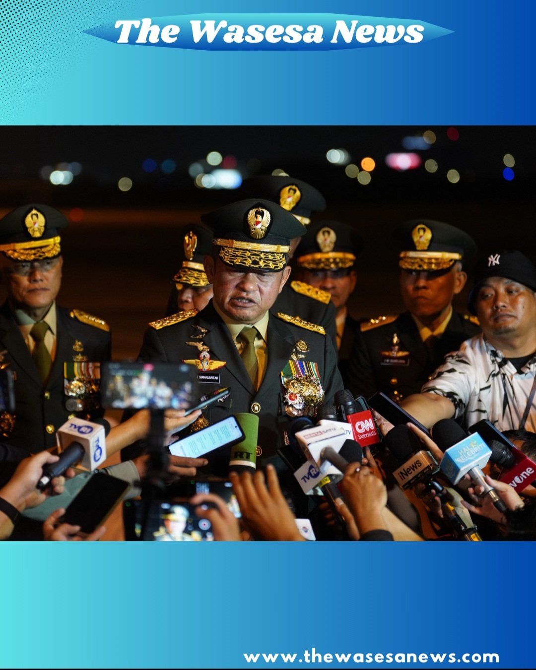 Kasad Jenderal TNI Maruli Simanjuntak memberikan penghormatan terakhir di depan peti jenazah tiga prajurit TNI AD yang gugur dalam misi PBB UNIFIL. - thewasesanews.com