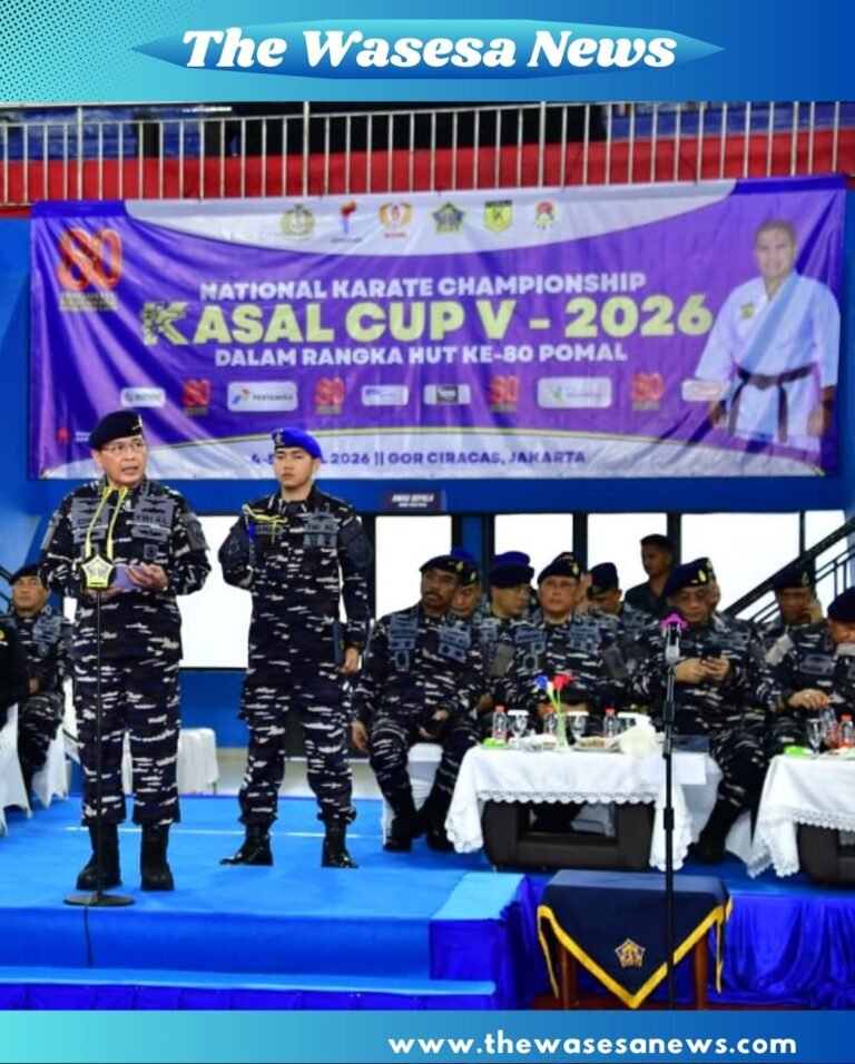 Wakasal Laksdya TNI Edwin saat membuka Kejuaraan Nasional Karate Kasal Cup V Tahun 2026 di GOR Ciracas Jakarta Timur. - thewasesanews.com