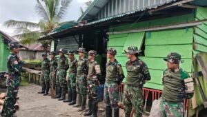 Personel Satgas Yonif 123/Rajawali bersama warga Kimaam bahu-membahu memperbaiki jalan rusak yang menghubungkan akses ke Pelabuhan Kimaam.