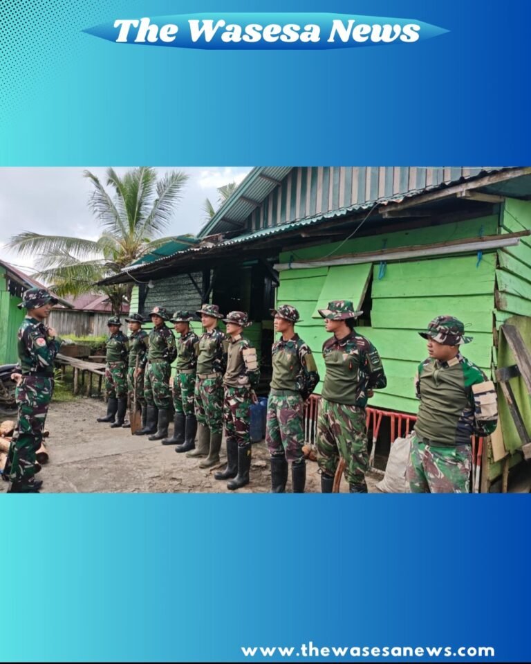 Personel Satgas Yonif 123/Rajawali bersama warga Kimaam bahu-membahu memperbaiki jalan rusak yang menghubungkan akses ke Pelabuhan Kimaam.