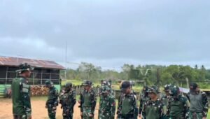 Personel Yonif 123 Rajawali bersama anak-anak SD dan warga Kampung Sahapikya sedang membersihkan area pelabuhan dari sampah plastik dan genangan air.