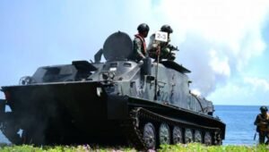 Kendaraan Tempur BTR 50 PM Yonranratfib 2 Marinir saat menerjang gelombang Pantai Banongan untuk mendaratkan pasukan pendarat dalam latihan LSD TW. I TA. 2026. - thewasesanews.com