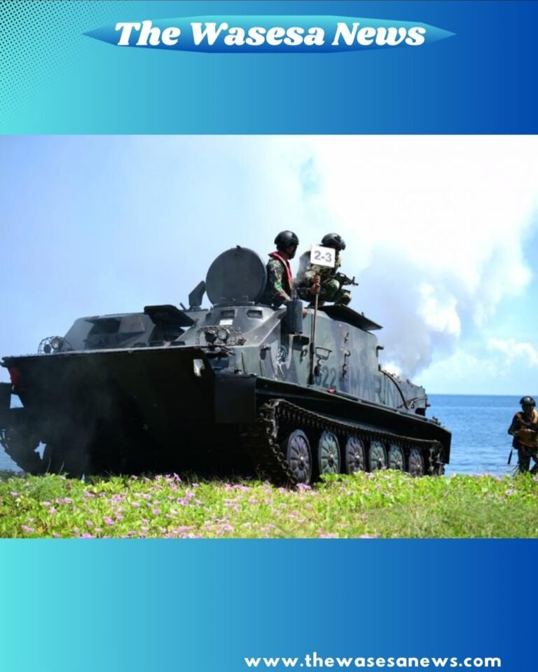 Kendaraan Tempur BTR 50 PM Yonranratfib 2 Marinir saat menerjang gelombang Pantai Banongan untuk mendaratkan pasukan pendarat dalam latihan LSD TW. I TA. 2026. - thewasesanews.com