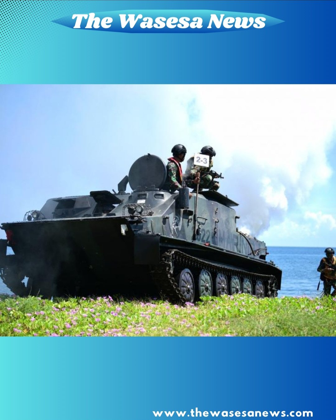 Kendaraan Tempur BTR 50 PM Yonranratfib 2 Marinir saat menerjang gelombang Pantai Banongan untuk mendaratkan pasukan pendarat dalam latihan LSD TW. I TA. 2026. - thewasesanews.com