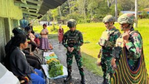 Ekonomi Kerakyatan Satgas Yonif 521 Belanja Sayur di Kelila. - thewasesanews.com