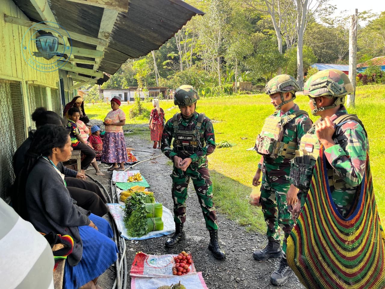 Ekonomi Kerakyatan Satgas Yonif 521 Belanja Sayur di Kelila. - thewasesanews.com