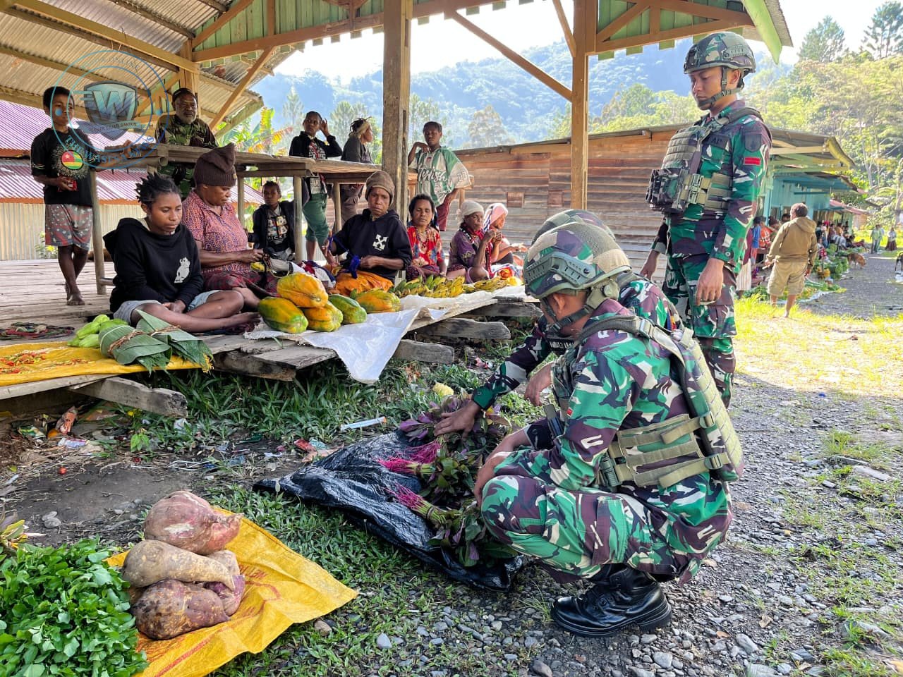 Ekonomi Kerakyatan Satgas Yonif 521 Belanja Sayur di Kelila. - thewasesanews.com