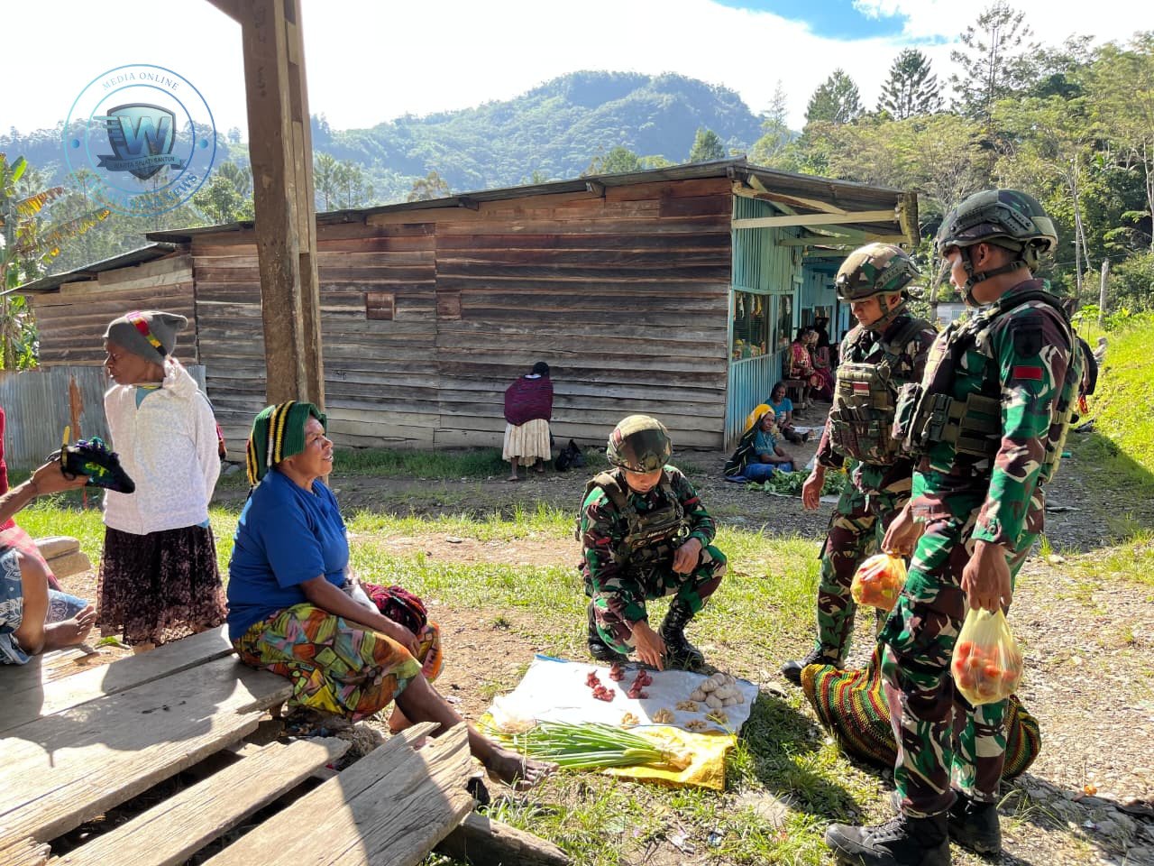 Ekonomi Kerakyatan Satgas Yonif 521 Belanja Sayur di Kelila. - thewasesanews.com