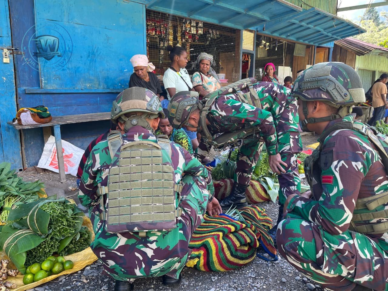Ekonomi Kerakyatan Satgas Yonif 521 Belanja Sayur di Kelila. - thewasesanews.com