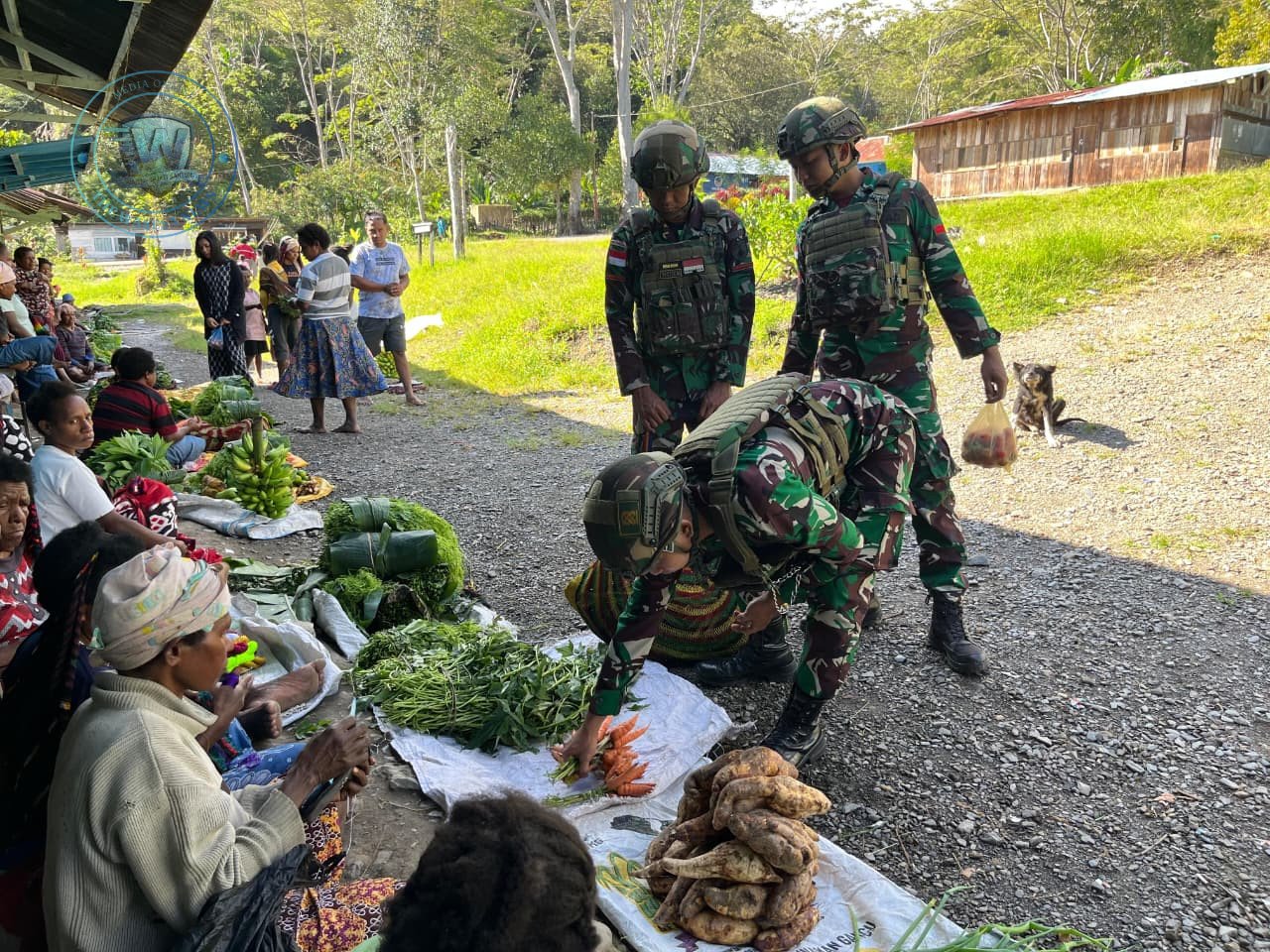 Ekonomi Kerakyatan Satgas Yonif 521 Belanja Sayur di Kelila. - thewasesanews.com