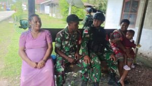 Satgas Yonif 410 Alugoro Komsos di Kampung Aroba Papua Barat. - thewasesanews.com