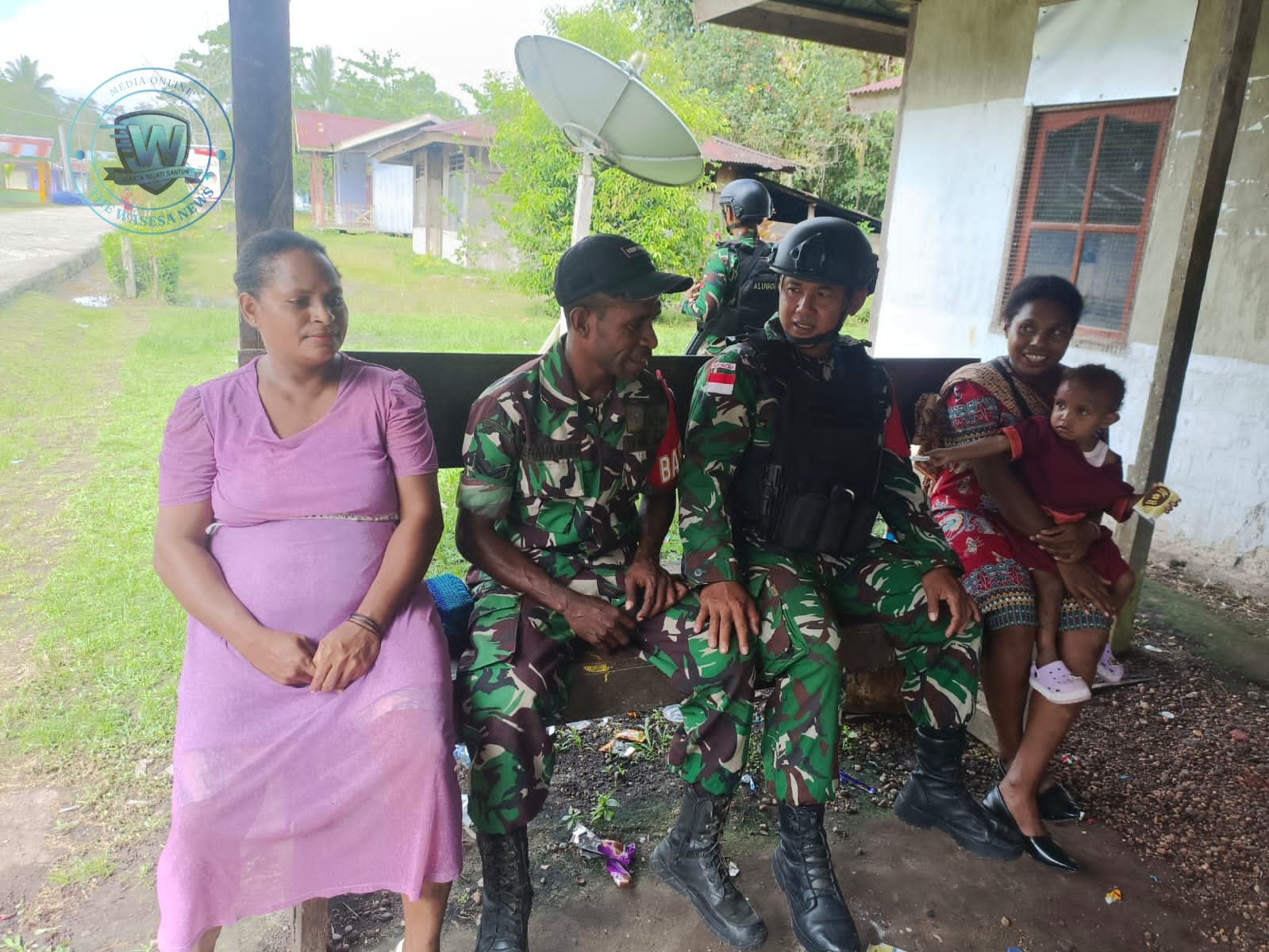 Satgas Yonif 410 Alugoro Komsos di Kampung Aroba Papua Barat. - thewasesanews.com